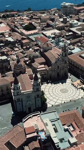 There’s a carnival in Sicily that begins in winter and ends in summer, among giant floats, baroque architecture, granita, arancini, and flower-covered chariots. We’re between Mount Etna and the Ionian Sea, in the beautiful city of Acireale... Have you ever been? Hay un carnaval en Sicilia que empieza en invierno y termina en verano, entre carrozas gigantes, arquitectura barroca, granitas, arancini y carrozas cubiertas de flores. Estamos entre el Etna y el mar Jónico, en la espléndida ciudad de A