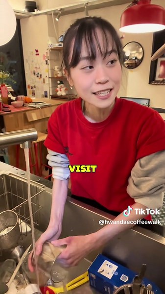 Why do foreign travelers always say our café feels SAFE and COMFORTABLE? Because of her. Jeongyeon—raised overseas, fluent energy, zero awkwardness. Welcome to the most foreign-friendly café in Seoul. 📍hwandae coffee walk 4-4, Dongmak-ro 34-gil, Mapo-gu, Seoul #foreignfriendlycafe #koreanvibes #koreanfood #koreancafe #koreatravel