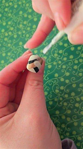 "Short nails" Green and gold braided nails