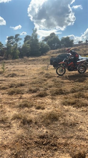 Sometimes, I’m lucky enough to ride some true masterpieces, and that was the case three weeks ago in Greece with this incredible KTM 950 Super Enduro R 🤩 @ktm_official @ktm_hellas @ktmfr @ktm.gasgas.saintetienne @mitasmoto @liacom_strad_distribution @cardo_france @cardosystems #WwwJohnnyAubertOffroadCom #KtmHellas #KtmGreece #Athens #JAO #OffroadCoachingExperiences #RideBetterExploreMore #StageDePilotage #RidingCourse #Ktm #ReadyToRace #Offroad #Dare2Adv #OrangeBlood #Ride4Timo #CatchYourOffroa
