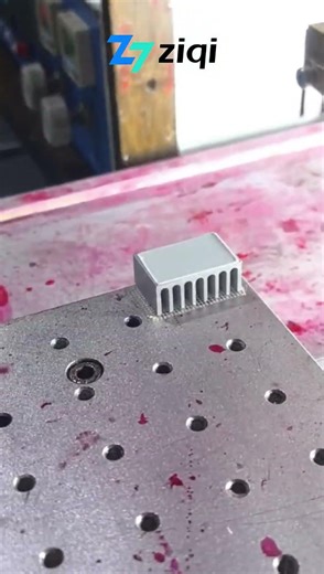 Máy pha keo tự động được sử dụng trong tấm tản nhiệt để làm silicon dẫn nhiệt.