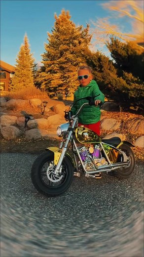 Cool kids ride smarter. The HYPER GOGO M5 & Cruiser aren’t just toys – they’re immersive ride-on machines built for the boldest little adventurers. From roaring engine sounds to water mist exhaust and RGB Bluetooth speakers, every ride feels real. Your child won’t just play – they’ll own the road. Perfect for family outings where little riders cruise beside their parents in style and sound. 📸: aniamorton #hypergogo #chopper #motorcycle #kids #gift #family #minichopper #ridelife #futurebiker #ep