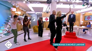 ✨🎬 Tapis rouge et parterre de photographe pour Michèle Laroque à l'occasion de la première avant-première de 2021 pour son film "Chacun chez soi" ! https://bit.ly/3umV3US | C à vous