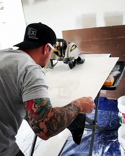 Cutting 24x48 porcelain tile with #dewalt wet saw #cut #tile #tilework #smart