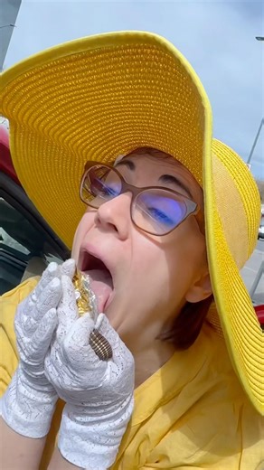 Come vive oggi la signora dei Ferrero Rocher #tv #televisione #anni90 #comico #povertà #crisi