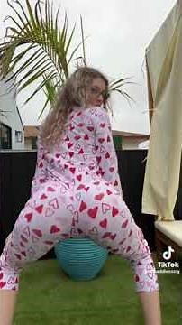White girl pajamas twerk 👱‍♀️❄️