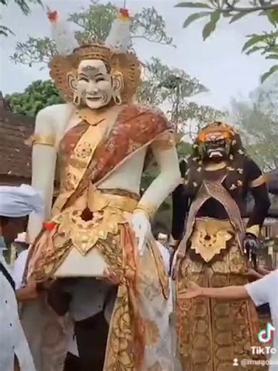 SESUHUNAN BARONG LANDUNG DALAM HINDU BALI! #bali #hindu #baronglandung #jayapangus #kangcingwie REPOSTED TIKTOK: IMAGOBALI SELENGKAPNYA DI : TRIBUN BALI XPERIENCE https://bali.tribunnews.com FOLLOW : TIK TOK : https://www.tiktok.com/@tribunbaliupdate INSTAGRAM : https://www.instagram.com/tribunbali/ FACEBOOK : https://www.facebook.com/tribunbali YOUTUBE : https://www.youtube.com/c/TRIBUNBALIOFFICIAL TWITTER : https://twitter.com/tribunbali2014 (ASK)