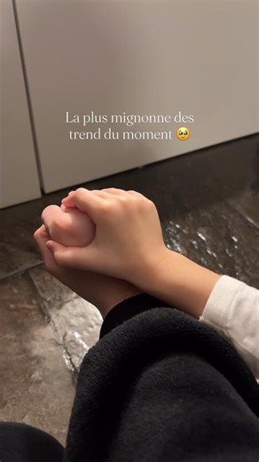 MARINE ✨ on Instagram: "Ta petite main dans la mienne… et tout devient plus simple. Moi, je veille. Toi, tu découvres le monde à ta façon, avec ta douceur, tes mimiques, et ce petit cœur si pur 🐱🤍 Je serai toujours là, dans les grands moments comme dans les plus petits. Maman pour la vie. #Maman #merefille #trend #amour"