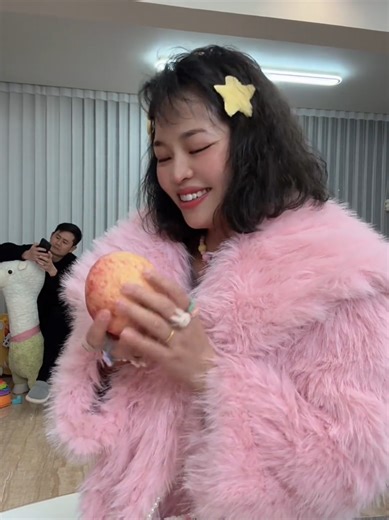 Brother and Sister, let's eat a big apple today! #HoldBackYourLaughter #EveryMoveImitatingHuangRong #FunnyVideo #WatchToTheEnd#FunnyCoupleDailyLife