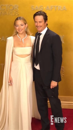 Feeling anything but blue about Kate Hudson and Oliver Hudson's arrival at the #ActorAwards. #AwardsSeason | E! News