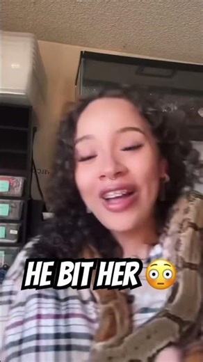 Snake gives owner a kiss 😳