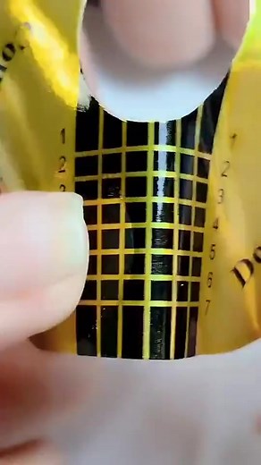 Step-by-Step Guide: How to Apply Nail Paper Forms for Stunning Nail Art