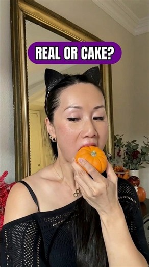 Can you guess before the slice? 👻 #cake