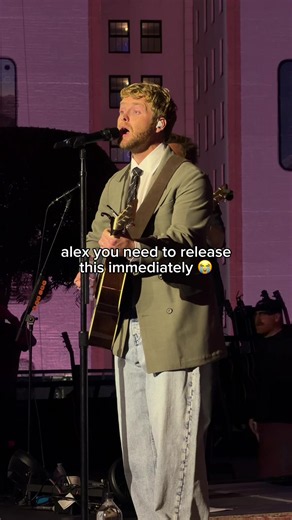 Alex Warren Plays Unreleased Song at the Grammy Museum