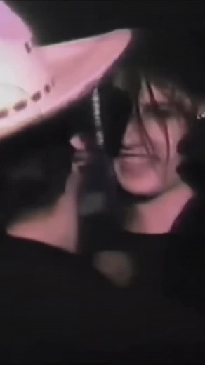 ¡Feliz cumpleaños eterno a Rozz Williams! 🖤🦇🖤 (1963–1998) Hoy recordamos a una de las figuras más influyentes en la historia del goth y el deathrock. Fundador de Christian Death, Rozz Williams llevó el punk a terrenos más sombríos y teatrales, definiendo un sonido y una estética que marcaron a toda una generación. A lo largo de su trayectoria, exploró diferentes facetas del arte: desde la experimentación sonora y el performance extremo con Premature Ejaculation, hasta la fusión de espirituali