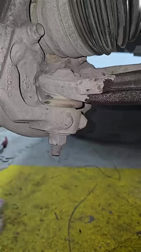 Gefährlicher Werkstatt-Pfusch! So zerstört man ein Traggelenk mit dem Hammer ⚠️🔧 #Traggelenk #Fahrwerk #WerkstattPfusch #AutoReparatur #KFZWissen