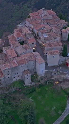 GOURDON na FRANÇA: O vilarejo medieval construído no topo de um desfiladeiro!