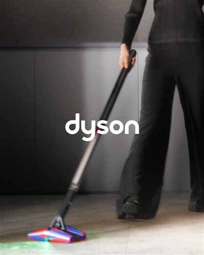Le nettoyeur Dyson PencilVac™ retire les poils sans les emmêler et éjecte la saleté de manière hygiénique directement dans le bac. | Dyson