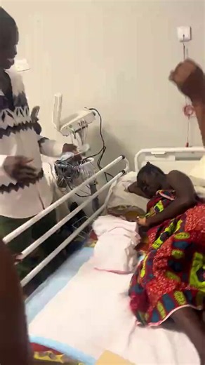 A beautiful moment as an elated Ghanaian father shows up at the hospital and showers his partner with GH¢100 notes to celebrate the birth of their first child ❤️