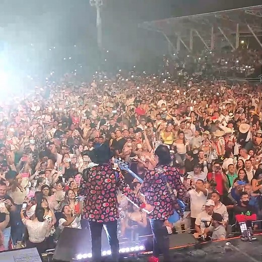 ¿Con quién te gustaría ir a cantar a uno de nuestros shows de #LaReuniónTour? | Los Tigres del Norte