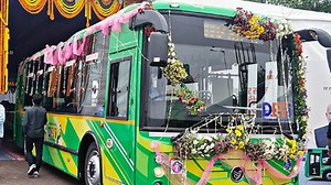 दिल्ली ने EV बस बेड़े में महाराष्ट्र को पछाड़ा, देश में नंबर वन; क्या है सरकार की आगे की योजना? - delhi leads india in ev buses 500 new buses flagged off