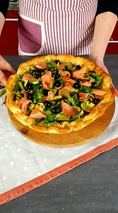 😲Con il doppio ripieno è ancora più buona! Torta rustica di pasta sfoglia zucchine e salmone 🥣Ingredienti 2 pasta sfoglia rotonde 600 g di zucchine (peso a crudo. una volta grigliate condiscile con sale e olio) 100 g di salmone affumicato 250 g di stracchino granella di pistacchio parmigiano grattugiato 40 g olive nere insalata rucola glassa di aceto balsamico latte q.b. | In cucina con Paolina