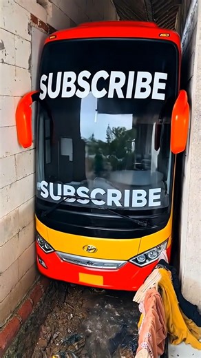 Comedy bus | bus enters narrow alley expands like a balloon and deflates to become small