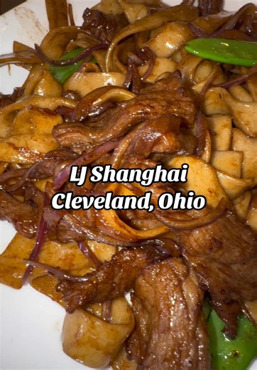 Description in English at the bottom ⬇️ Me antojo comida china hoy y tuve que ir a uno de los mejores lugares para la comida china en Cleveland, LJ Shanghai! 🇨🇳 Como se ve en el video: -Donplines de Sopa -Costillas Agridulce -Fideos de Res Salteados -Te Dulce Chino I was craving Chinese food today and I had to go to one of the best places for Chinese food in Cleveland, LJ Shanghai! 🇨🇳 As seen in the video: -Soup Dumplings -Sweet and Sour Ribs -Pan Fried Beef Noodles -Chinese Sweet Tea #cleve