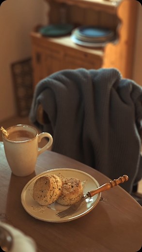 𝐂𝐡𝐨𝐤𝐢 on Instagram: "𝘼𝙪𝙩𝙪𝙢𝙣 𝙒𝙚𝙚𝙠𝙚𝙣𝙙. おはようございます🍁この日に作ったお手軽なスコーンがだいすき📙🫖🍂 ホットケーキミックス200g、バター50g(またはココナッツオイル大さじ4)、牛乳大さじ3〜4、紅茶5g(大さじ1くらい) ホットケーキミックス、紅茶、バターを切るように混ぜて粉々にしてから、牛乳を加えてひとつにまとめる。 成形して180度に予熱したオーブンで21〜24分ほど焼く。 バターだとサクサク、ココナッツオイルだとザクザクだった🧈紅茶をなしにしてチョコレートを50g追加してもだいすき、紅茶＋ホワイトチョコも試してみたいなぁ、、🧁 朝と夜が寒くてカフェオレがおいっ