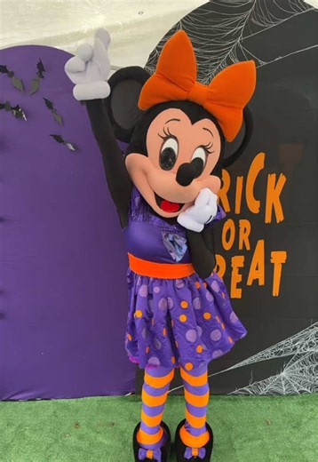 Minnie has an idea! A spooky idea 🎃💜 | minnie mouse costume