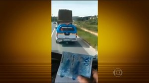 Caminhoneiro grava policiais recebendo propina no RJ