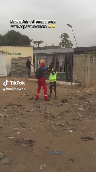 Momentos Engraçados de Angola: Capacete Alheio