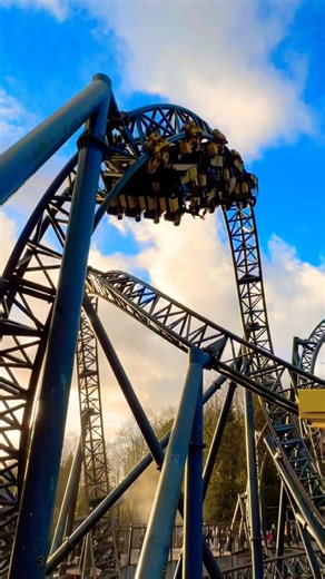 Some twists and turns of the Smiler Rollercoaster Alton Towers ✨🎢🤪 #altontowers #ride #fun