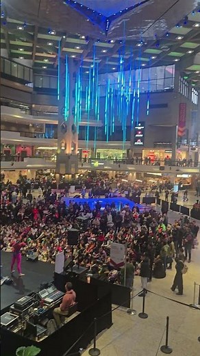 Journée Festive au complexe Desjardins a Montreal #montreal #canada #cirque
