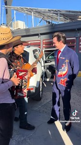 70K views · 780 reactions | Drake Bell sorprendido al ritmo norteño de Chihuahua. Al puro estilo norteño con música de Chihuahua interpretando el famoso intro “Drake y Josh” fans recibieron al cantante durante su visita a la ciudad para promocionar su próximo concierto. La emocional bienvenida sorprendió a Drake. | Chihuahua Es Meme | Facebook