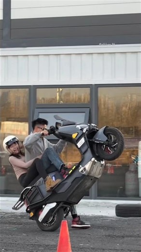 😱😨The rider made his girlfriend ride by lifting the front wheel.