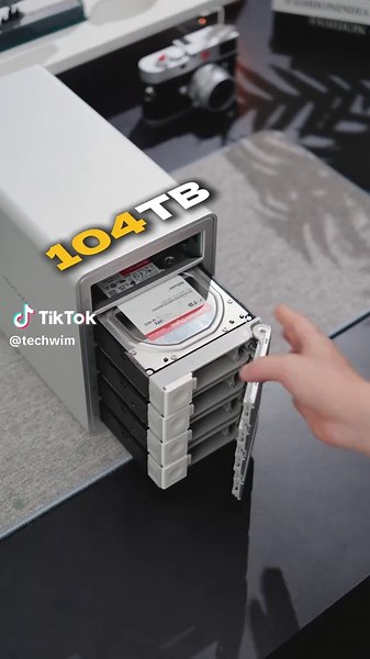 🔹 ORICO-9958RC3 Premium Docking Station 🪙 Premium matte aluminum alloy housing, scratch-proof and long-lasting 🔌 Built-in 150W high-power PD supply to keep devices running steadily 💾 Supports up to 130TB total storage, single drive maximum 26TB 🌬️ Tuned airflow design with silent cooling fan, works without distracting noise 💻 Fully compatible with Windows, Mac and Linux operating systems 🔗 Handy daisy-chain feature to expand multiple devices in sequence #orico #tech #techtok #gadgets #Tec