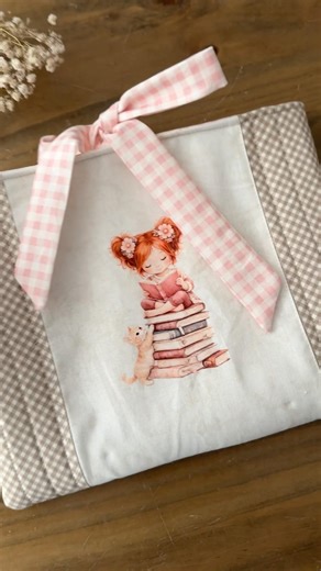 Portalibros hecho a mano | Idea de costura para el Día del Libro