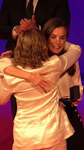 1.6M views · 9.9K reactions | El comentado abrazo de la #reinaLetizia...