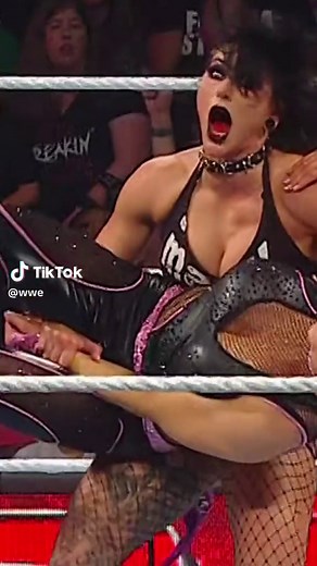 That looks so painful… 🙋🙋🙋🙋#WWE #RheaRipley #Natalya