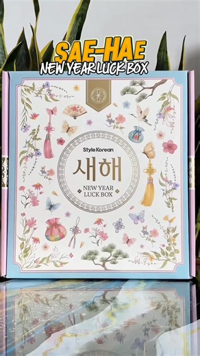 Foodie Bae Diaries on Instagram: "🎊 STYLE KOREAN SAE HAE NEW YEAR LUCK BOX 🎊 ✨ Let’s see the luck inside… will we win a Golden Ticket to Korea? 🇰🇷🎟️ 👀 Unboxing the Sae Hae New Year Luck Box and hoping for that dream trip to Korea… ✨ checks box 😮‍💨 Oh no… we missed it! 👉 Better luck next time! 🍀😂 But wait… is this box still worth it? 👇 Let’s break it down ⬇️ 💰 Actual value: $395.40 🔥 We got it for: $79 ONLY 📦 Limited edition: only 5,000 boxes worldwide 📅 Available on Style Korean: