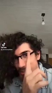 19K views · 315 reactions | Le respondo a este músico de Tik Tok que comentó este chiste sobre los Guitarristas de Metal. Pasen a ver mi Nuevo VideoClip https://youtu.be/eYNJUR1BhHM  Entiendo que es broma, pero en su video no lo aclara bien, por lo cual mucha gente se queda con lo primero que escucha. Al punto de que muchos me etiquetaron en su video como diciéndome "aprende Moro". jajaja. | Moro Smylodon | Facebook