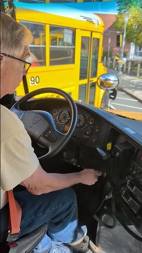 2021 IC CE school bus start up Cummins B6.7L (he let the glow plugs warmup)