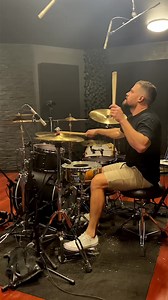 Last minute play throughs of the set before we ✈️ to 🇬🇧 it’s been about 5 years since I’ve played this song 😅🕺🏻 Plini | Troy Wright