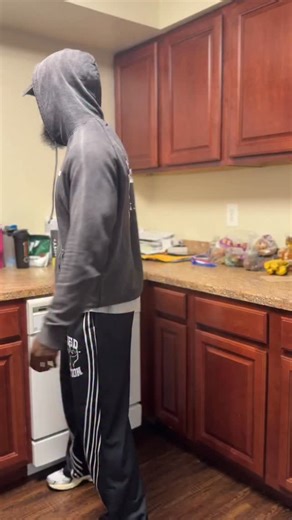 These Honey packets are a game changer for those of you that don’t really like pre workout powders. I came across a company that has natural organic honey hydration and energy packets. I recommend its a 10/10 for me definitely has you feeling like you have a little more energy plus there is no jittery feeling whatsoever. Hit them up if its helpful to your fitness likings! Lock in #gym #fitness #fyp #honeyplus #energy #explorepage #workout #exercise #review #fitnessmodel | Jerrell Harris