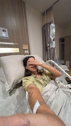 Lamia Touhami on Instagram: "“I thought I was starting a new chapter, life handed me a plot twist.”😂 One month and a half ago, I finally did it, I left Morocco to start a new chapter in Thailand. Asia has my heart, and this time Thailand was calling. I packed my life, chose Bangkok, and had a thousand plans… then three days in, everything flipped. I lost consciousness alone in the street, fell face first, split my lip, and woke up with a pounding headache. I thought a day of rest would fix it, 