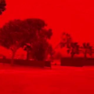 Filtre yok. Avustralya'da siklon heyecana neden oldu. Gökyüzü kıpkırmızı oldu. Değişik siklonik bir deneyim...