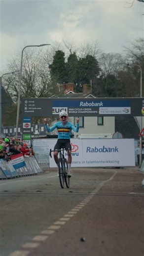 🏆 𝙈𝙀𝙉 𝙐𝟮𝟯 𝘾𝙃𝘼𝙈𝙋𝙄𝙊𝙉! A flawless performance from Aaron Dockx at the 2026 Rabobank UCI #CycloCross World Championships. 🔥 He brings the Men U23 UCI World Champion title home! 🌈 #Hulst2026 | 🎥 GringoVideo | UCI Cyclo-cross