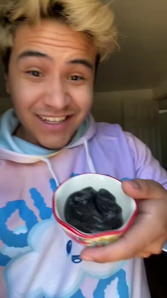 Making magnetic slime with toothpaste & Coke