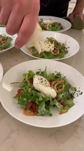 Un petit aperçu de notre Fameuse Salade Lyonnaise 🍷 | Vincent Chef À Domicile